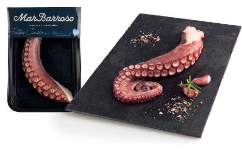 Gazpacho Almeriense con patas de pulpo cocido y patatas a la gallega en el microondas.